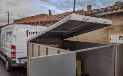 Nos acercamos con nuestra máquina limpia tanques